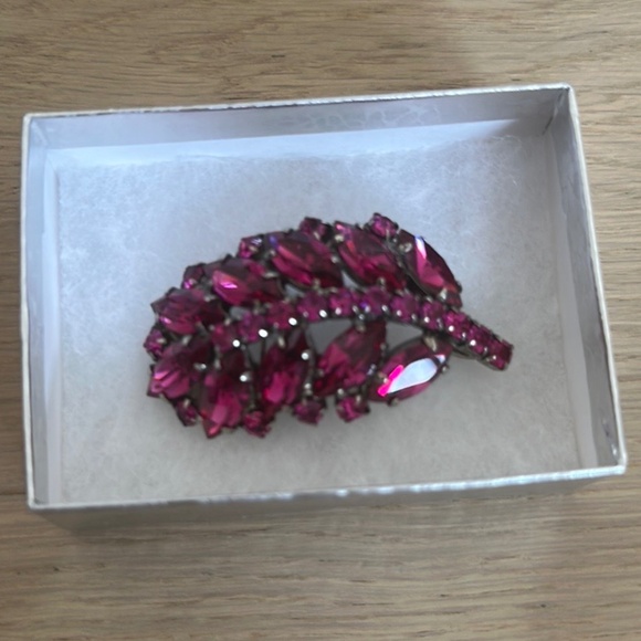 SOLD - Danny Pollak Handcrafted Fuschia Swarovski Crystal Leaf Brooch / Pendant - Picture 6 of 9